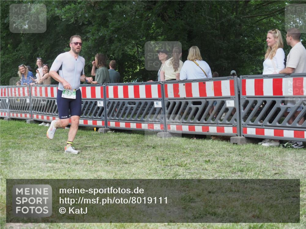 21.06.2025 - 27. Vierlanden-Triathlon KatJ http://msf.ph/oto/8019111 15.06.2025 13:18:46 Ziel 855 meine-sportfotos.de