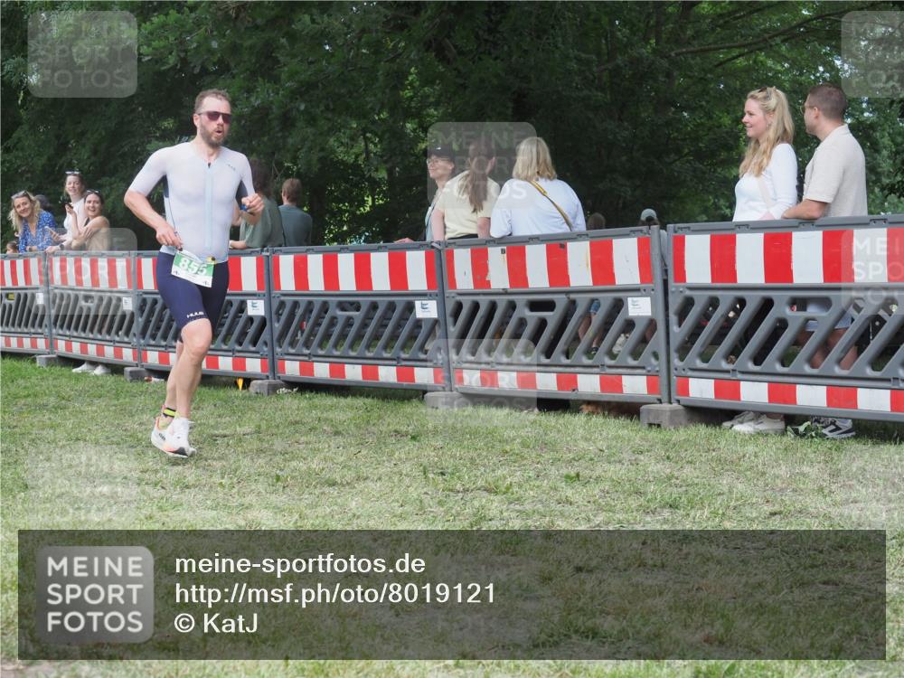 21.06.2025 - 27. Vierlanden-Triathlon KatJ http://msf.ph/oto/8019121 15.06.2025 13:18:46 Ziel 855 meine-sportfotos.de