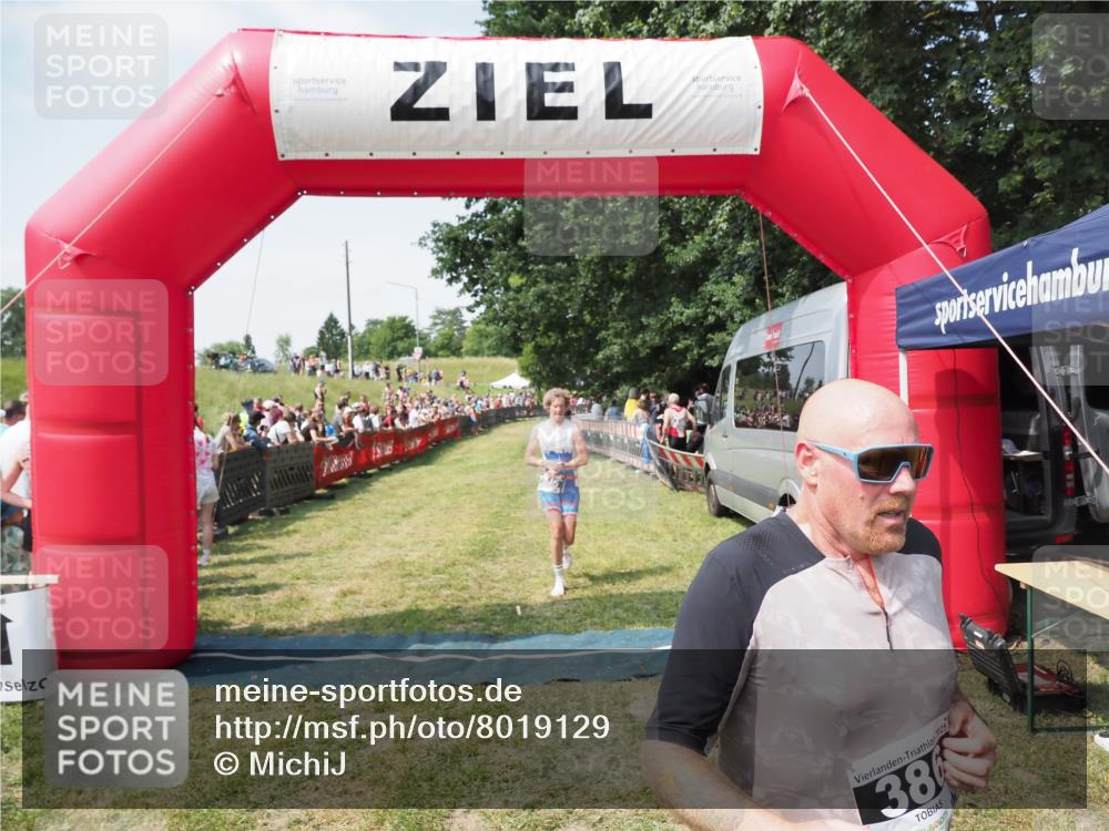 21.06.2025 - 27. Vierlanden-Triathlon MichiJ http://msf.ph/oto/8019129 15.06.2026 11:34:43 Ziel 290, 386, 595 meine-sportfotos.de