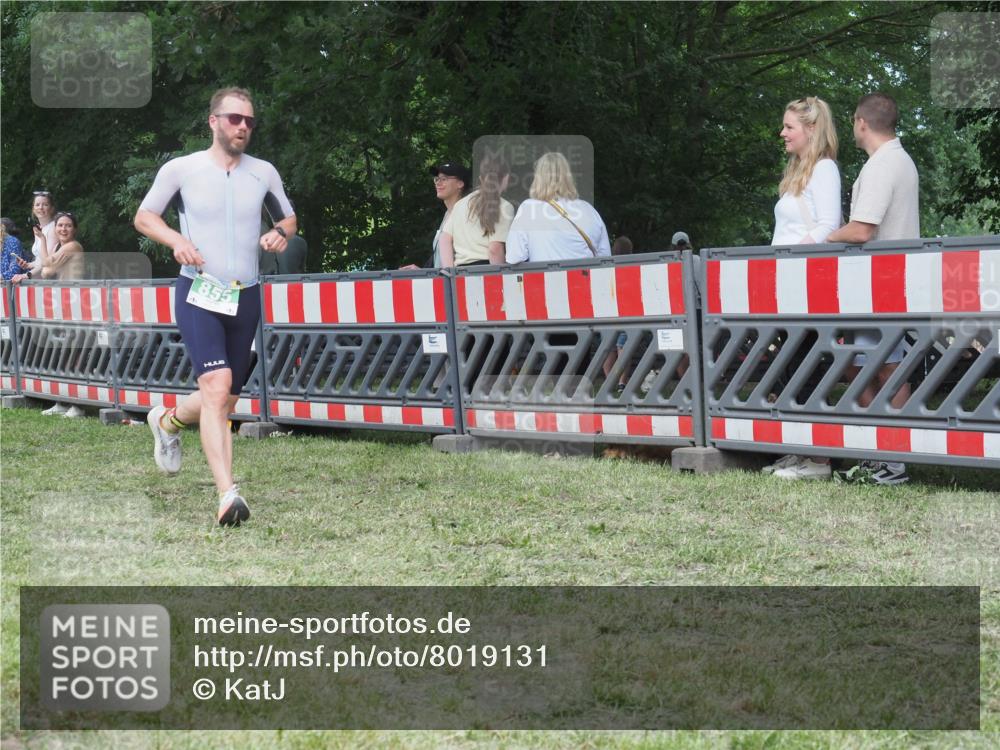 21.06.2025 - 27. Vierlanden-Triathlon KatJ http://msf.ph/oto/8019131 15.06.2025 13:18:46 Ziel 855 meine-sportfotos.de