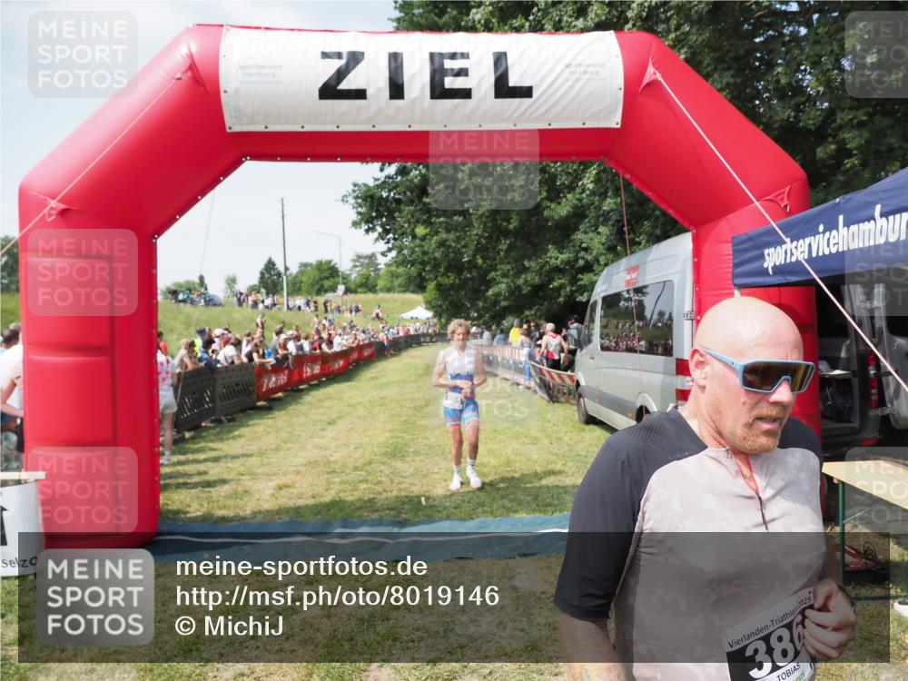 21.06.2025 - 27. Vierlanden-Triathlon MichiJ http://msf.ph/oto/8019146 15.06.2026 11:34:43 Ziel 290, 386, 595 meine-sportfotos.de