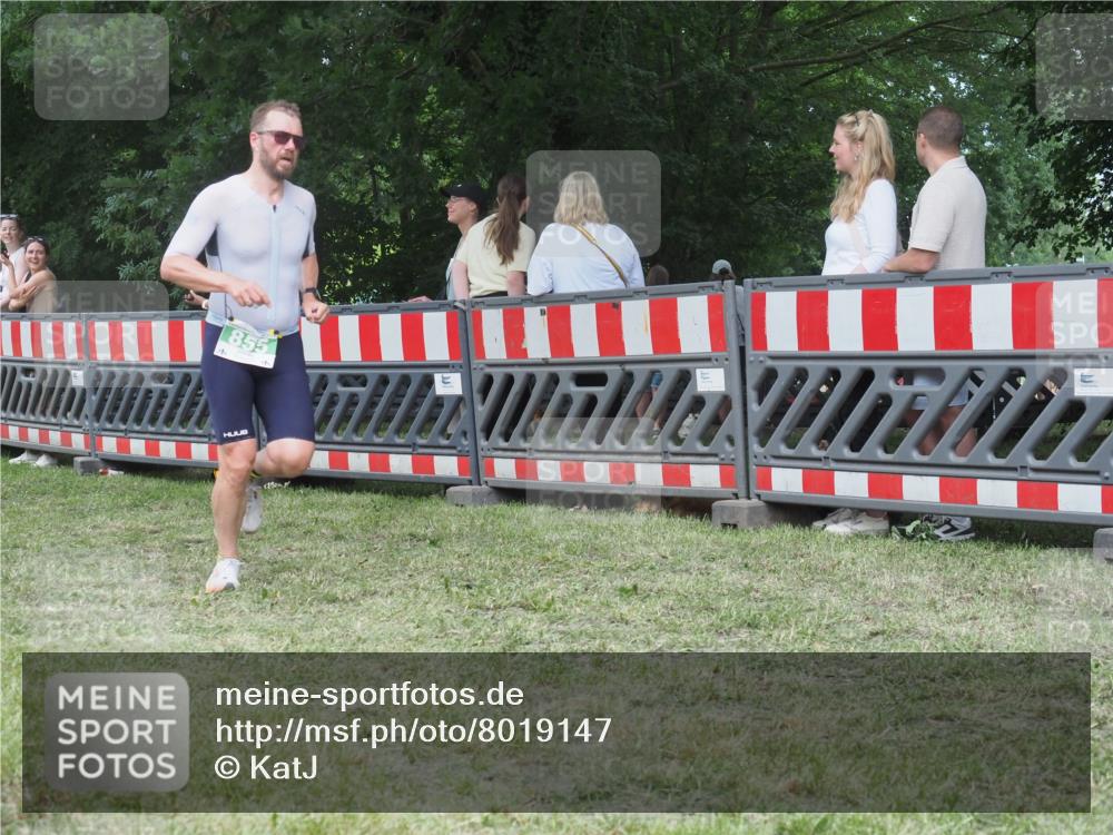 21.06.2025 - 27. Vierlanden-Triathlon KatJ http://msf.ph/oto/8019147 15.06.2025 13:18:46 Ziel 855 meine-sportfotos.de