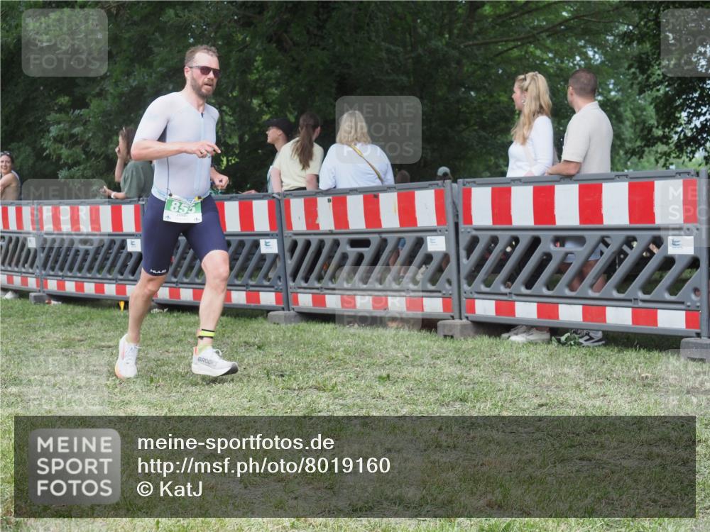 21.06.2025 - 27. Vierlanden-Triathlon KatJ http://msf.ph/oto/8019160 15.06.2025 13:18:46 Ziel 855 meine-sportfotos.de