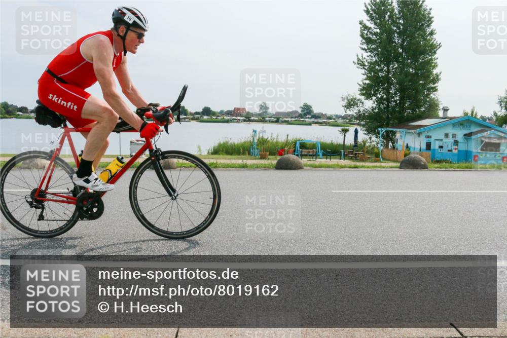 15.06.2025 - 27. Vierlanden-Triathlon H.Heesch http://msf.ph/oto/8019162 15.06.2025 10:22:10 Radfahren 16, 48, 417, 565, 592 meine-sportfotos.de
