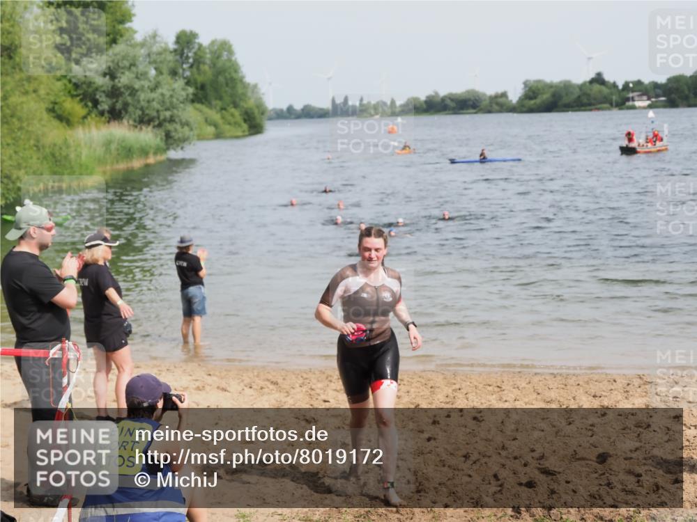 21.06.2025 - 27. Vierlanden-Triathlon MichiJ http://msf.ph/oto/8019172 15.06.2026 10:19:19 Schwimmen 474, 558 meine-sportfotos.de