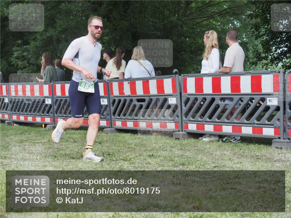 21.06.2025 - 27. Vierlanden-Triathlon KatJ http://msf.ph/oto/8019175 15.06.2025 13:18:46 Ziel 855 meine-sportfotos.de