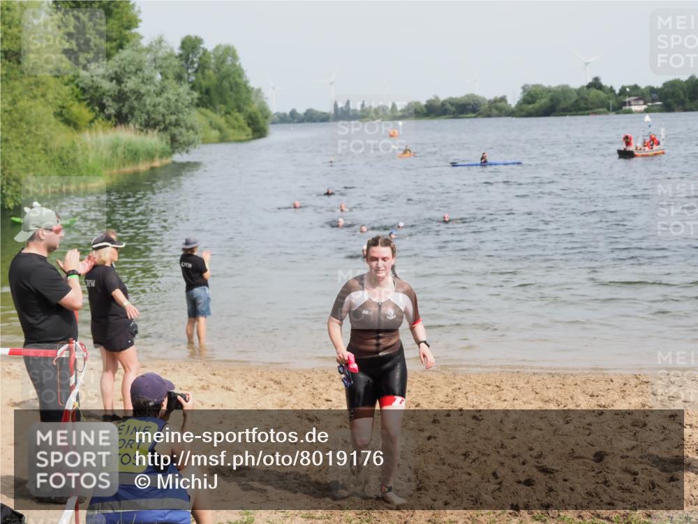 21.06.2025 - 27. Vierlanden-Triathlon MichiJ http://msf.ph/oto/8019176 15.06.2026 10:19:19 Schwimmen 474, 558 meine-sportfotos.de