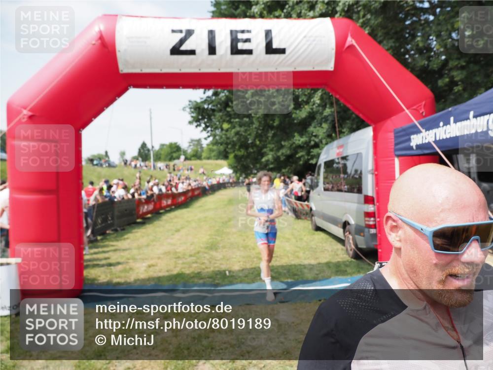 21.06.2025 - 27. Vierlanden-Triathlon MichiJ http://msf.ph/oto/8019189 15.06.2026 11:34:44 Ziel 290, 386, 595 meine-sportfotos.de