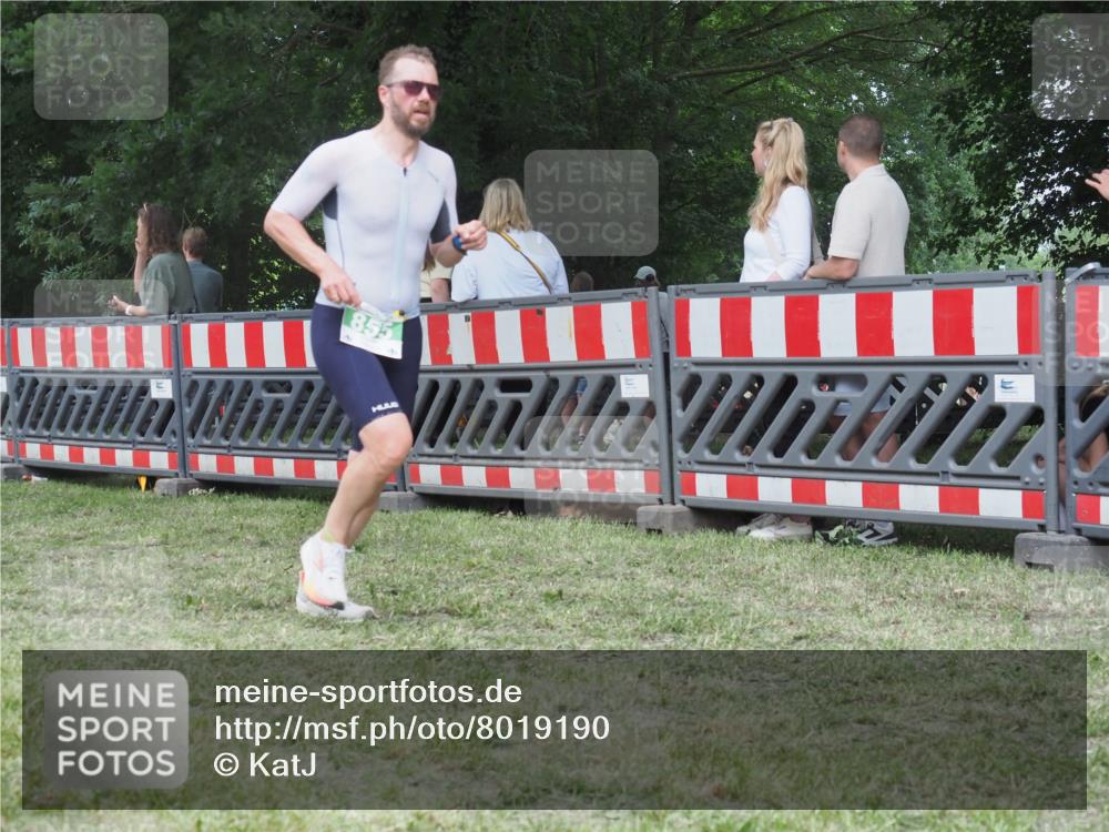 21.06.2025 - 27. Vierlanden-Triathlon KatJ http://msf.ph/oto/8019190 15.06.2025 13:18:47 Ziel 855 meine-sportfotos.de