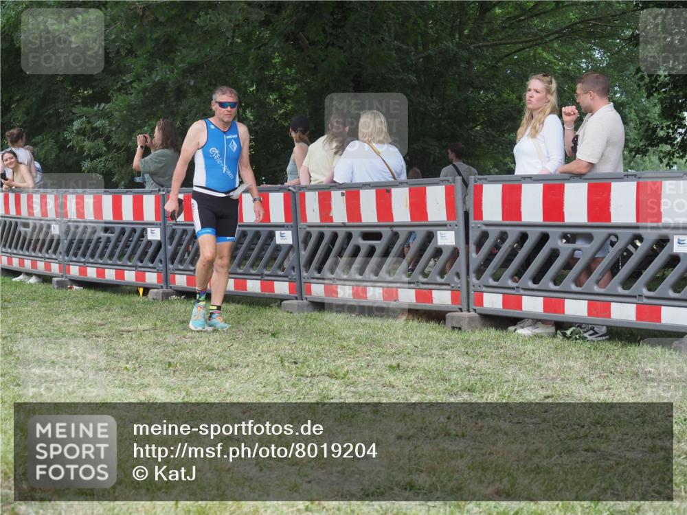 21.06.2025 - 27. Vierlanden-Triathlon KatJ http://msf.ph/oto/8019204 15.06.2025 13:18:55 Ziel 668, 743 meine-sportfotos.de