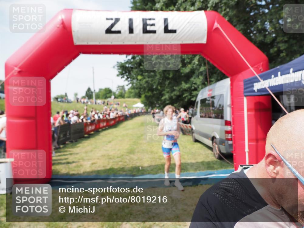 21.06.2025 - 27. Vierlanden-Triathlon MichiJ http://msf.ph/oto/8019216 15.06.2026 11:34:44 Ziel 290, 386, 595 meine-sportfotos.de