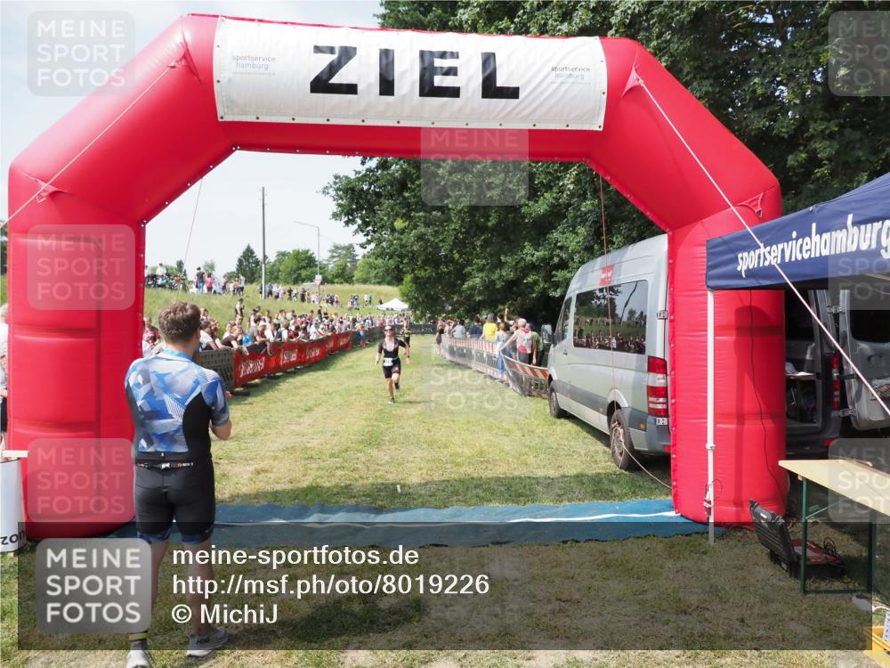 21.06.2025 - 27. Vierlanden-Triathlon MichiJ http://msf.ph/oto/8019226 15.06.2026 11:34:56 Ziel 579 meine-sportfotos.de