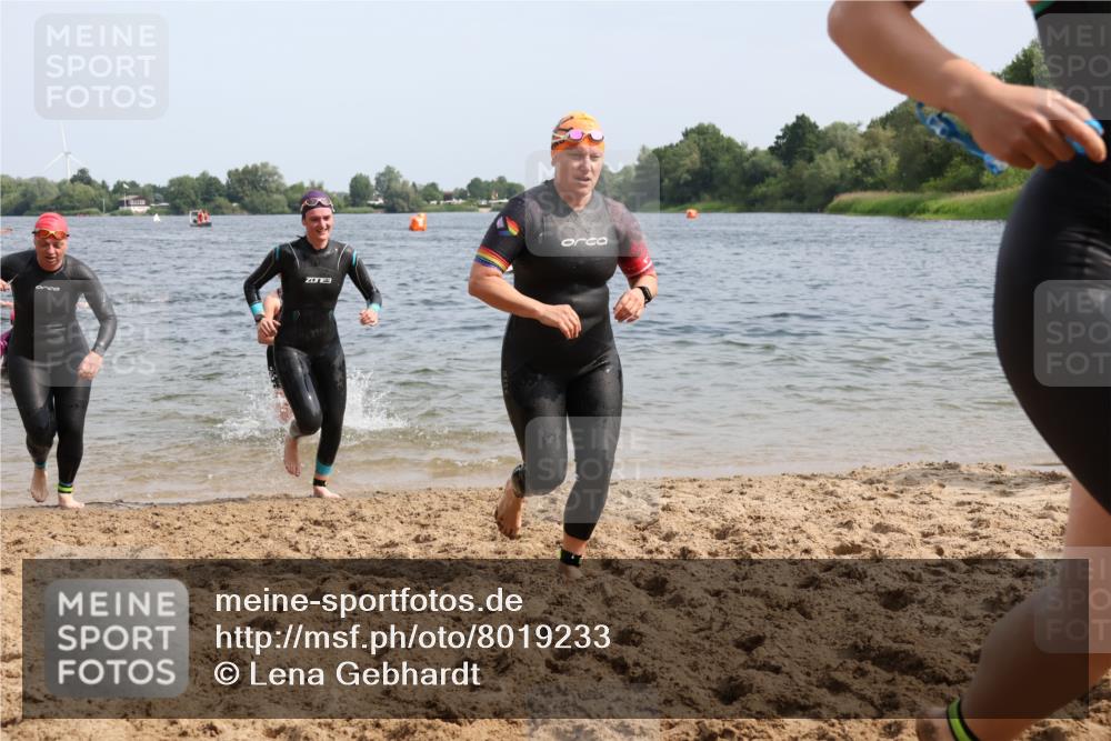 15.06.2025 - 27. Vierlanden-Triathlon Lena Gebhardt http://msf.ph/oto/8019233 15.06.2025 10:17:04 Schwimmen 471, 479, 484, 510, 556, 566, 567, 602, 610 meine-sportfotos.de
