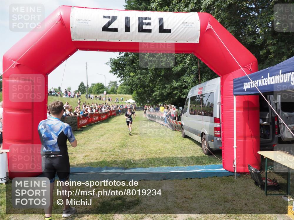 21.06.2025 - 27. Vierlanden-Triathlon MichiJ http://msf.ph/oto/8019234 15.06.2026 11:34:56 Ziel 579 meine-sportfotos.de