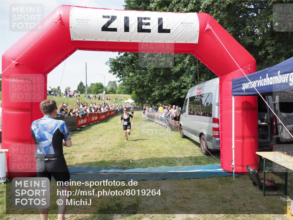 21.06.2025 - 27. Vierlanden-Triathlon MichiJ http://msf.ph/oto/8019264 15.06.2026 11:34:56 Ziel 579 meine-sportfotos.de