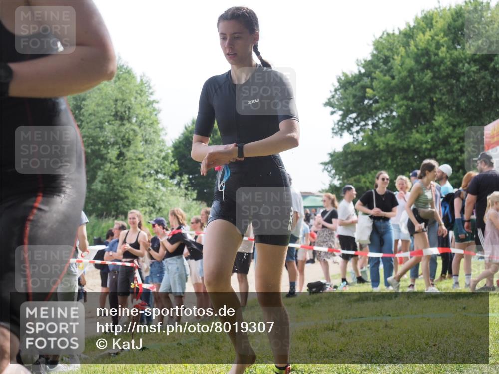 15.06.2025 - 27. Vierlanden-Triathlon KatJ http://msf.ph/oto/8019307 15.06.2025 10:18:37 Schwimmen 495, 533, 621, 628 meine-sportfotos.de