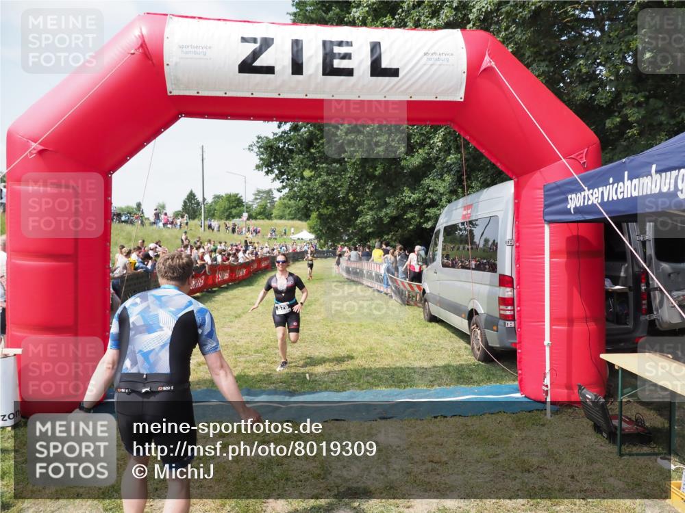 21.06.2025 - 27. Vierlanden-Triathlon MichiJ http://msf.ph/oto/8019309 15.06.2026 11:34:57 Ziel 579 meine-sportfotos.de