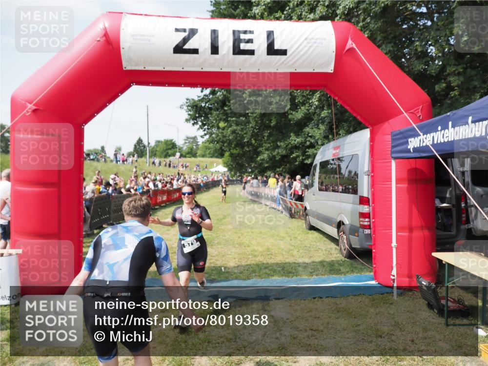 21.06.2025 - 27. Vierlanden-Triathlon MichiJ http://msf.ph/oto/8019358 15.06.2026 11:34:58 Ziel 579, 1395 meine-sportfotos.de
