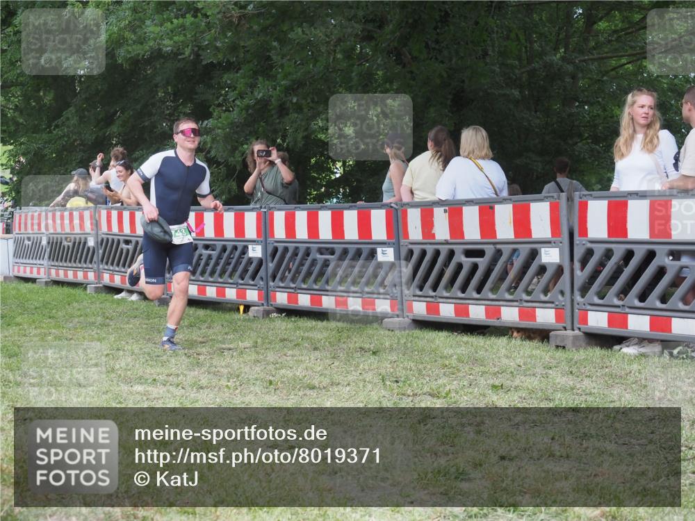 21.06.2025 - 27. Vierlanden-Triathlon KatJ http://msf.ph/oto/8019371 15.06.2025 13:19:02 Ziel 646, 743 meine-sportfotos.de