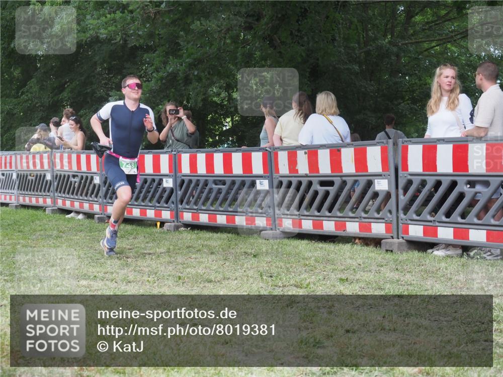 21.06.2025 - 27. Vierlanden-Triathlon KatJ http://msf.ph/oto/8019381 15.06.2025 13:19:02 Ziel 646, 743 meine-sportfotos.de