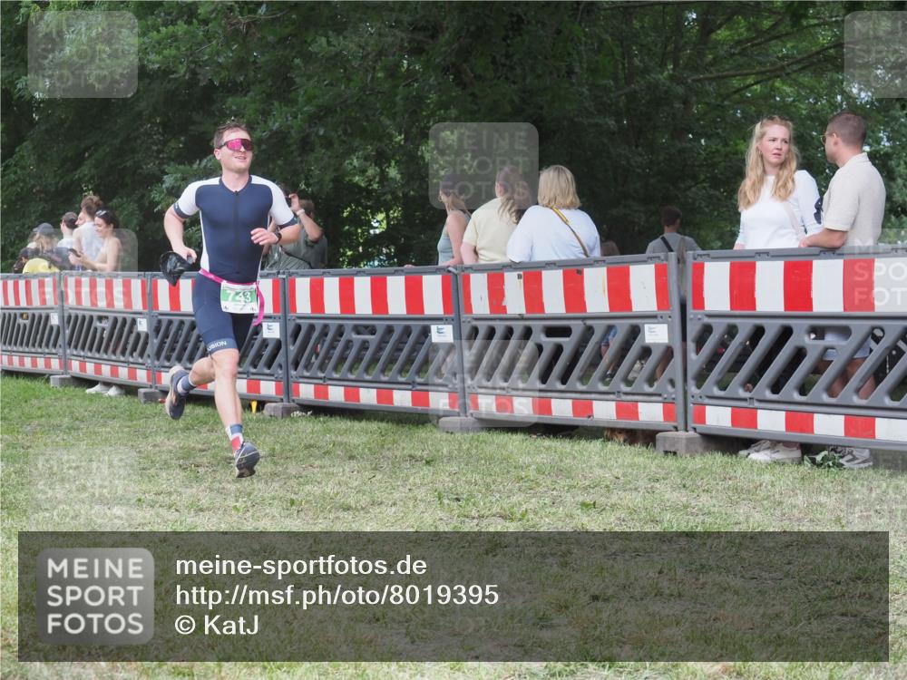 21.06.2025 - 27. Vierlanden-Triathlon KatJ http://msf.ph/oto/8019395 15.06.2025 13:19:02 Ziel 646, 743 meine-sportfotos.de