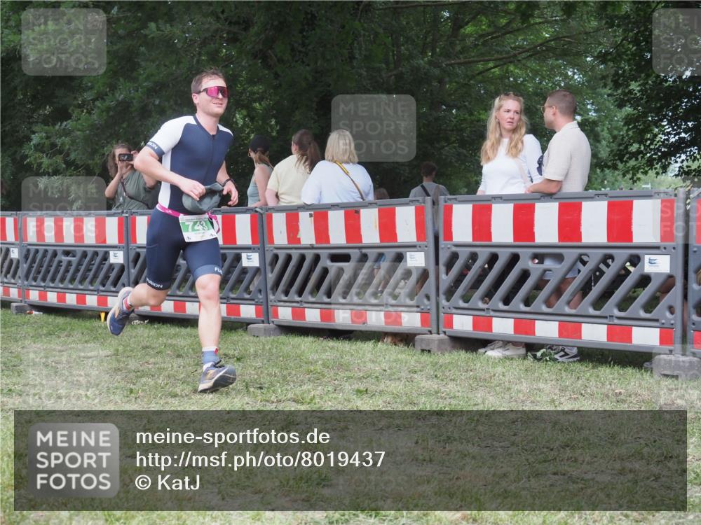 21.06.2025 - 27. Vierlanden-Triathlon KatJ http://msf.ph/oto/8019437 15.06.2025 13:19:02 Ziel 646, 743 meine-sportfotos.de