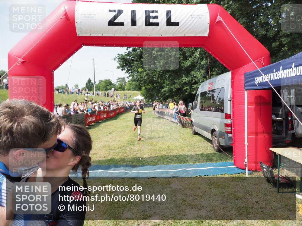 21.06.2025 - 27. Vierlanden-Triathlon MichiJ http://msf.ph/oto/8019440 15.06.2026 11:35:01 Ziel 579, 1395 meine-sportfotos.de