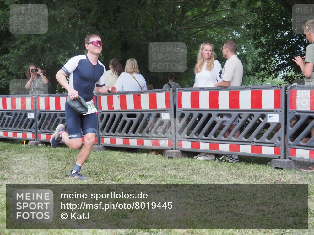21.06.2025 - 27. Vierlanden-Triathlon KatJ http://msf.ph/oto/8019445 15.06.2025 13:19:02 Ziel 646, 743 meine-sportfotos.de