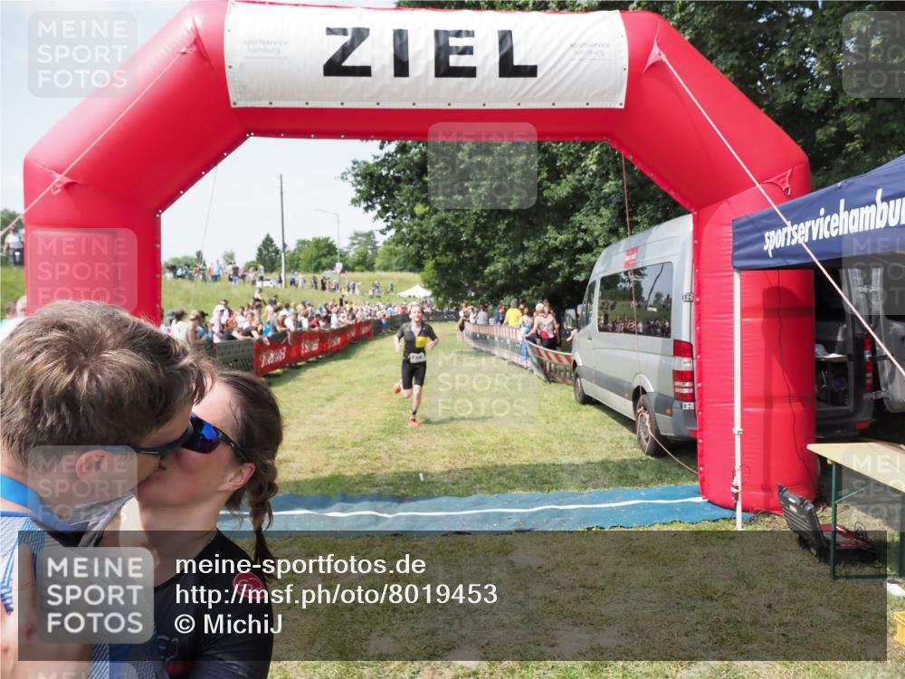 21.06.2025 - 27. Vierlanden-Triathlon MichiJ http://msf.ph/oto/8019453 15.06.2026 11:35:01 Ziel 579, 1395 meine-sportfotos.de
