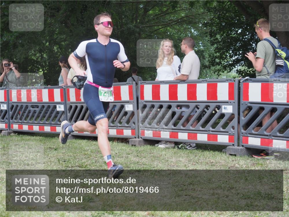 21.06.2025 - 27. Vierlanden-Triathlon KatJ http://msf.ph/oto/8019466 15.06.2025 13:19:03 Ziel 646, 743 meine-sportfotos.de