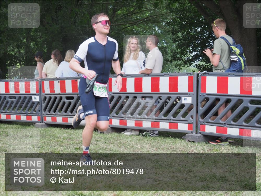 21.06.2025 - 27. Vierlanden-Triathlon KatJ http://msf.ph/oto/8019478 15.06.2025 13:19:03 Ziel 646, 743 meine-sportfotos.de