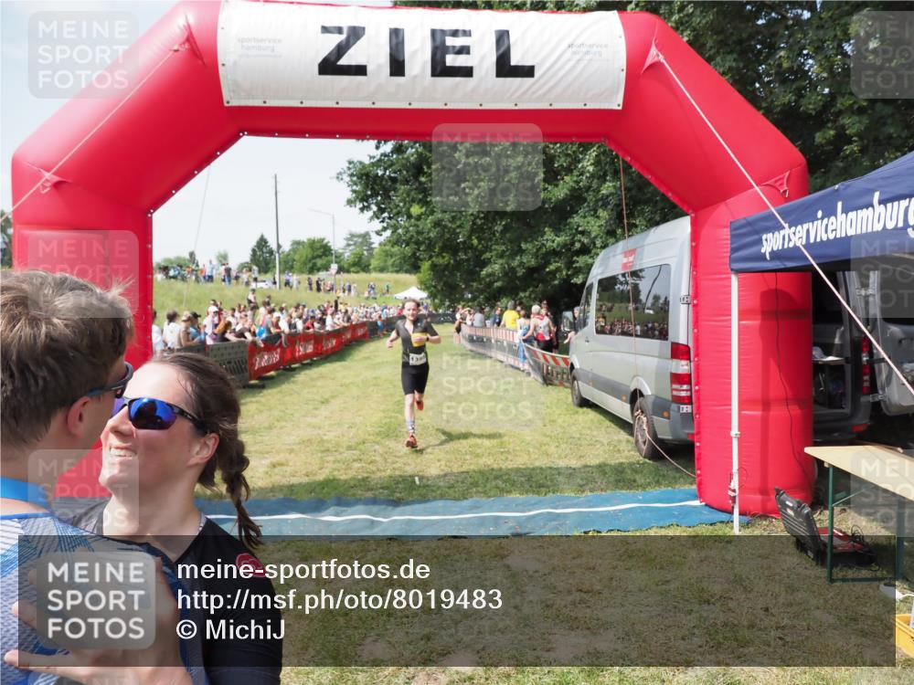 21.06.2025 - 27. Vierlanden-Triathlon MichiJ http://msf.ph/oto/8019483 15.06.2026 11:35:01 Ziel 579, 1395 meine-sportfotos.de