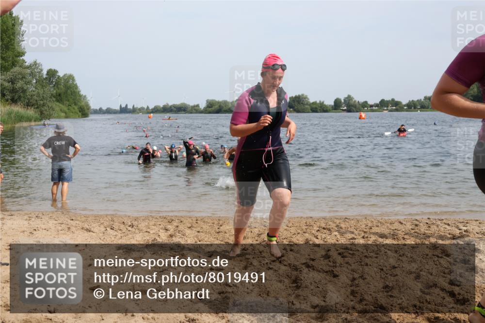 15.06.2025 - 27. Vierlanden-Triathlon Lena Gebhardt http://msf.ph/oto/8019491 15.06.2025 10:17:16 Schwimmen 479, 510, 529, 556, 575, 581, 584, 602 meine-sportfotos.de