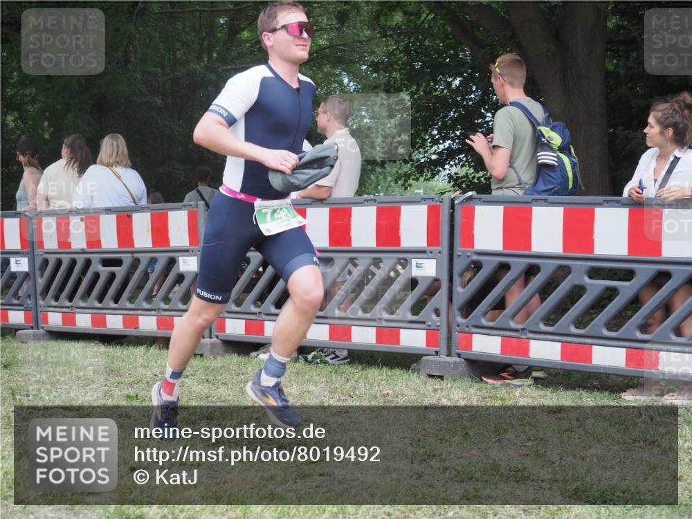 21.06.2025 - 27. Vierlanden-Triathlon KatJ http://msf.ph/oto/8019492 15.06.2025 13:19:03 Ziel 646, 743 meine-sportfotos.de