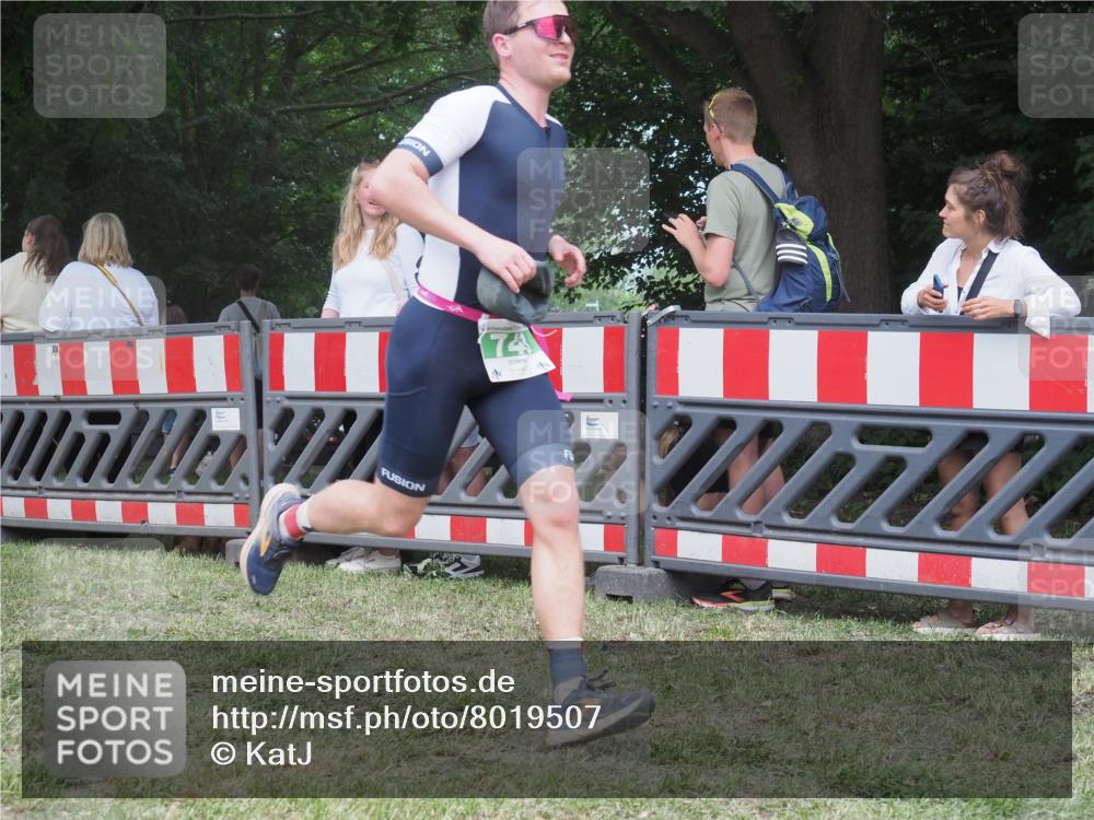 21.06.2025 - 27. Vierlanden-Triathlon KatJ http://msf.ph/oto/8019507 15.06.2025 13:19:03 Ziel 646, 743 meine-sportfotos.de