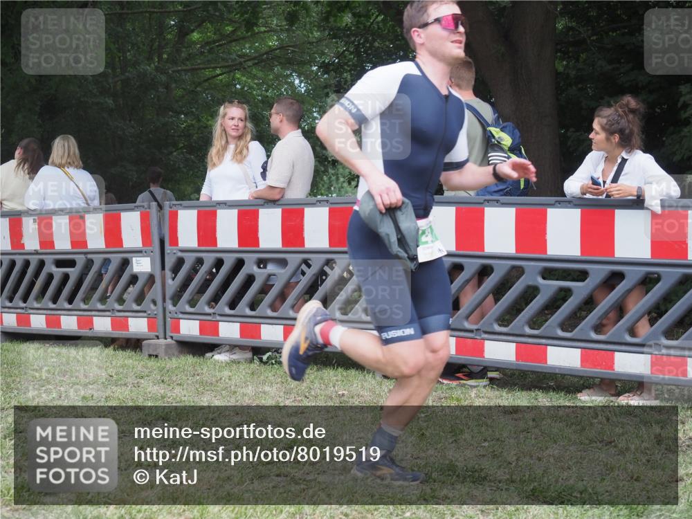 21.06.2025 - 27. Vierlanden-Triathlon KatJ http://msf.ph/oto/8019519 15.06.2025 13:19:03 Ziel 646, 743 meine-sportfotos.de