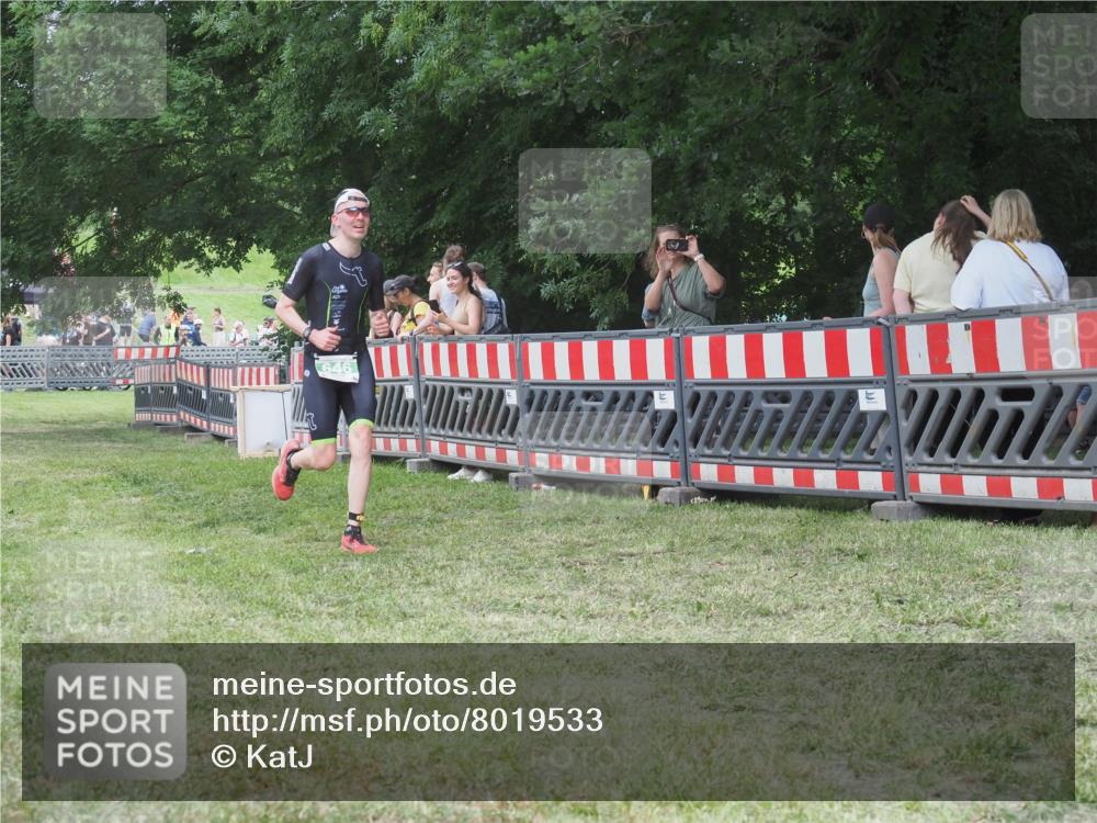 21.06.2025 - 27. Vierlanden-Triathlon KatJ http://msf.ph/oto/8019533 15.06.2025 13:19:05 Ziel 646 meine-sportfotos.de