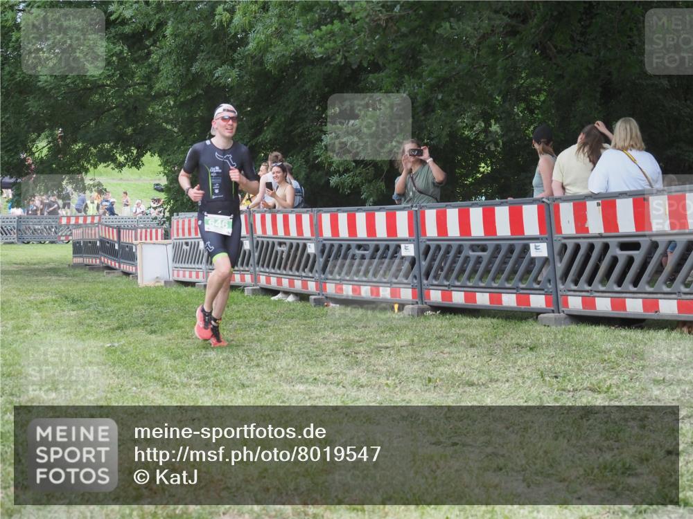 21.06.2025 - 27. Vierlanden-Triathlon KatJ http://msf.ph/oto/8019547 15.06.2025 13:19:05 Ziel 646 meine-sportfotos.de