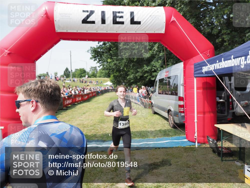 21.06.2025 - 27. Vierlanden-Triathlon MichiJ http://msf.ph/oto/8019548 15.06.2026 11:35:02 Ziel 579, 1395 meine-sportfotos.de
