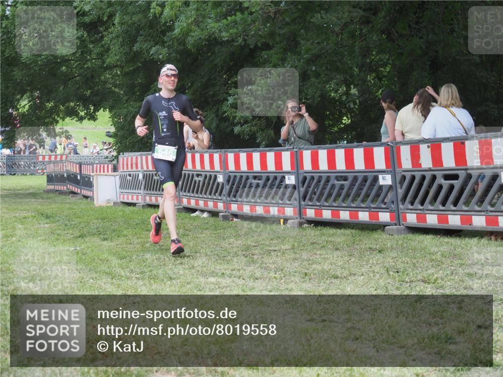 21.06.2025 - 27. Vierlanden-Triathlon KatJ http://msf.ph/oto/8019558 15.06.2025 13:19:05 Ziel 646 meine-sportfotos.de