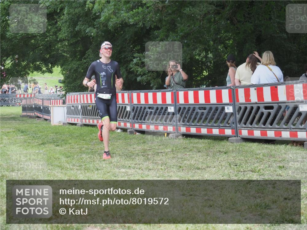 21.06.2025 - 27. Vierlanden-Triathlon KatJ http://msf.ph/oto/8019572 15.06.2025 13:19:05 Ziel 646 meine-sportfotos.de