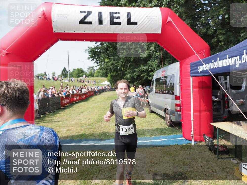 21.06.2025 - 27. Vierlanden-Triathlon MichiJ http://msf.ph/oto/8019578 15.06.2026 11:35:03 Ziel 579, 1395 meine-sportfotos.de