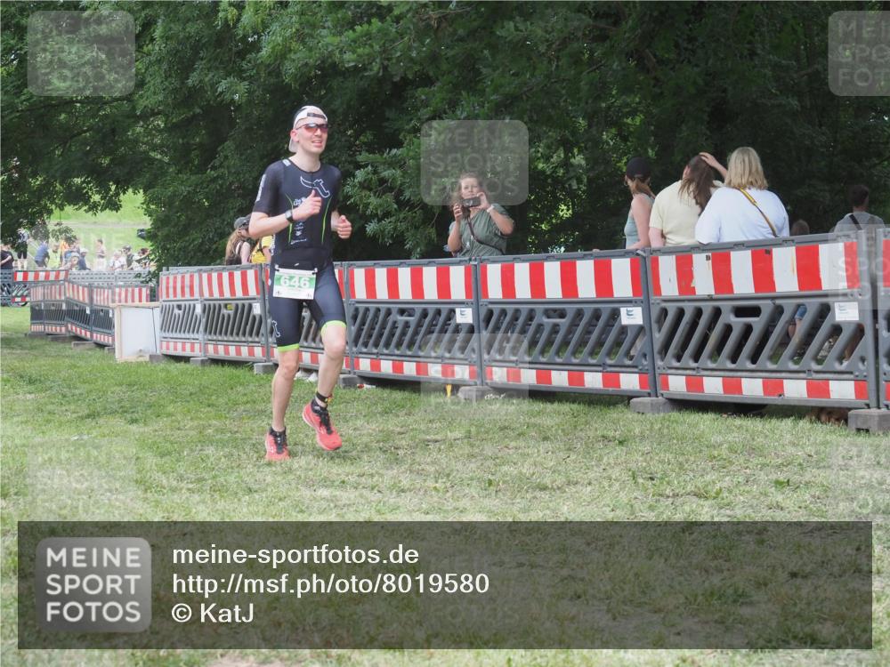 21.06.2025 - 27. Vierlanden-Triathlon KatJ http://msf.ph/oto/8019580 15.06.2025 13:19:05 Ziel 646 meine-sportfotos.de