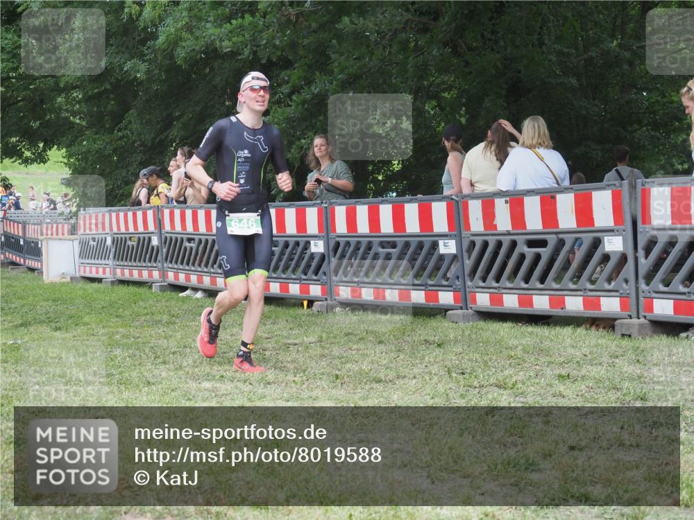 21.06.2025 - 27. Vierlanden-Triathlon KatJ http://msf.ph/oto/8019588 15.06.2025 13:19:06 Ziel 646 meine-sportfotos.de