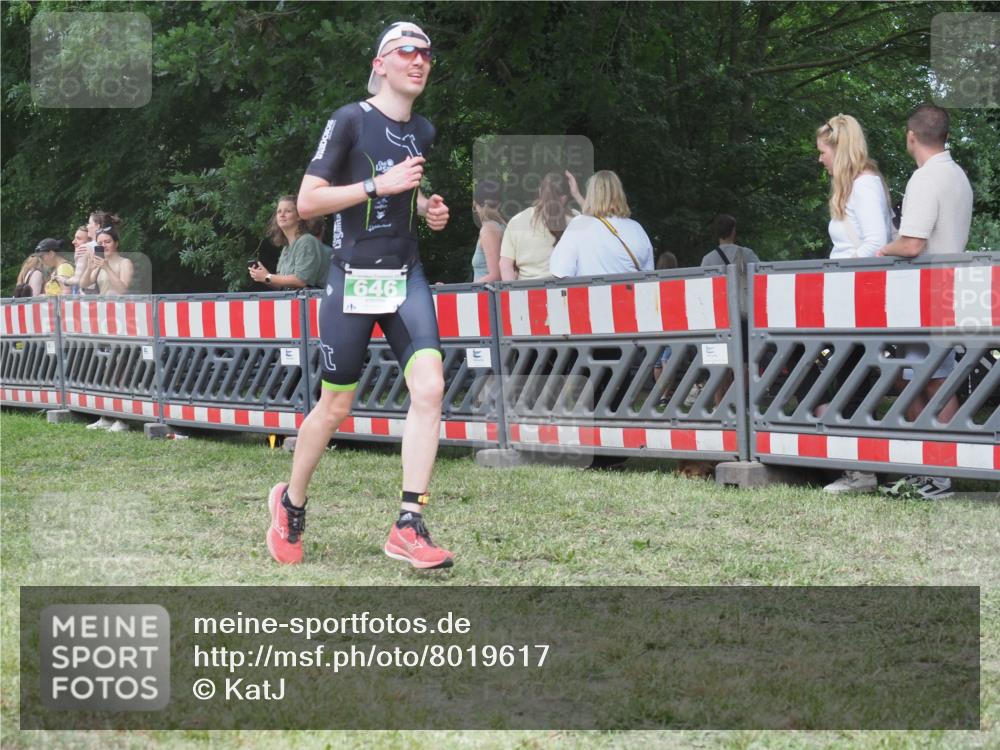 21.06.2025 - 27. Vierlanden-Triathlon KatJ http://msf.ph/oto/8019617 15.06.2025 13:19:06 Ziel 646 meine-sportfotos.de