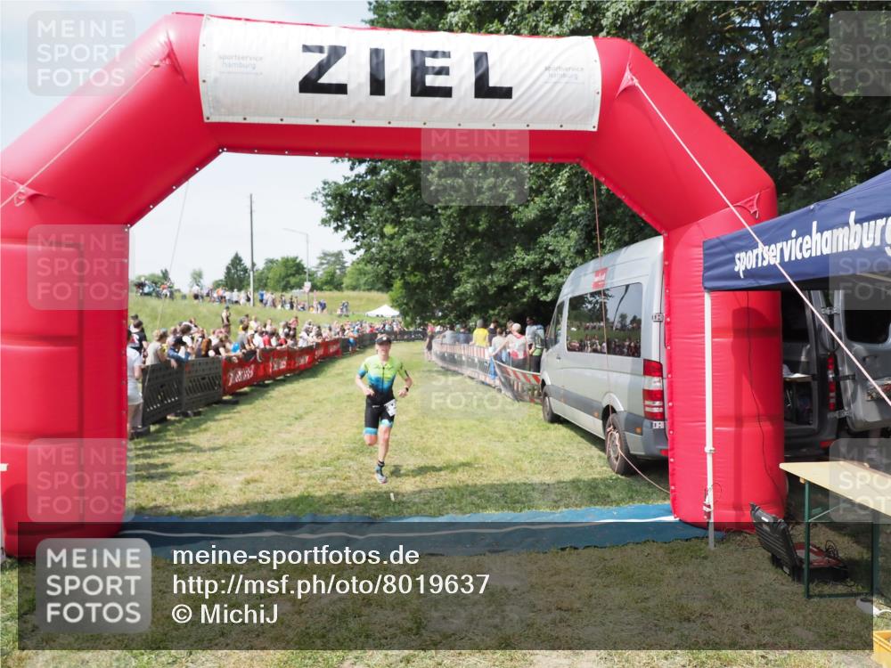 21.06.2025 - 27. Vierlanden-Triathlon MichiJ http://msf.ph/oto/8019637 15.06.2026 11:35:22 Ziel 540 meine-sportfotos.de