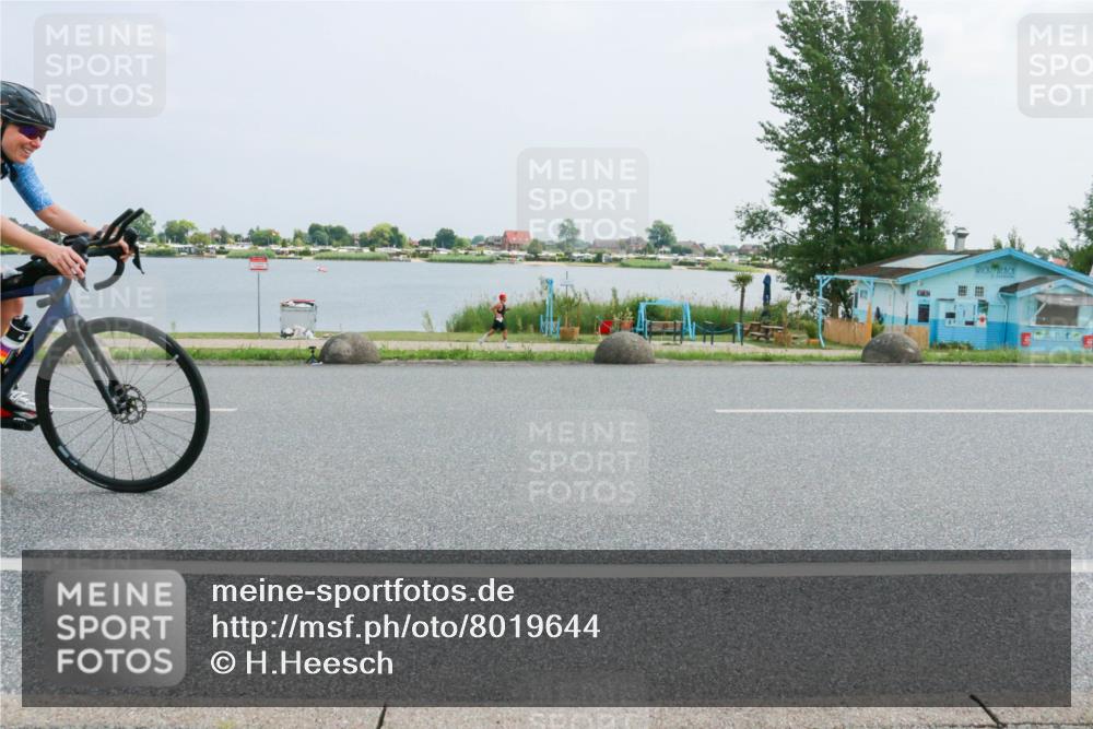 21.06.2025 - 27. Vierlanden-Triathlon H.Heesch http://msf.ph/oto/8019644 15.06.2025 12:02:38 Radfahren 219, 876, 944 meine-sportfotos.de
