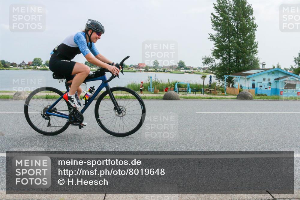 21.06.2025 - 27. Vierlanden-Triathlon H.Heesch http://msf.ph/oto/8019648 15.06.2025 12:02:38 Radfahren 219, 876, 944 meine-sportfotos.de
