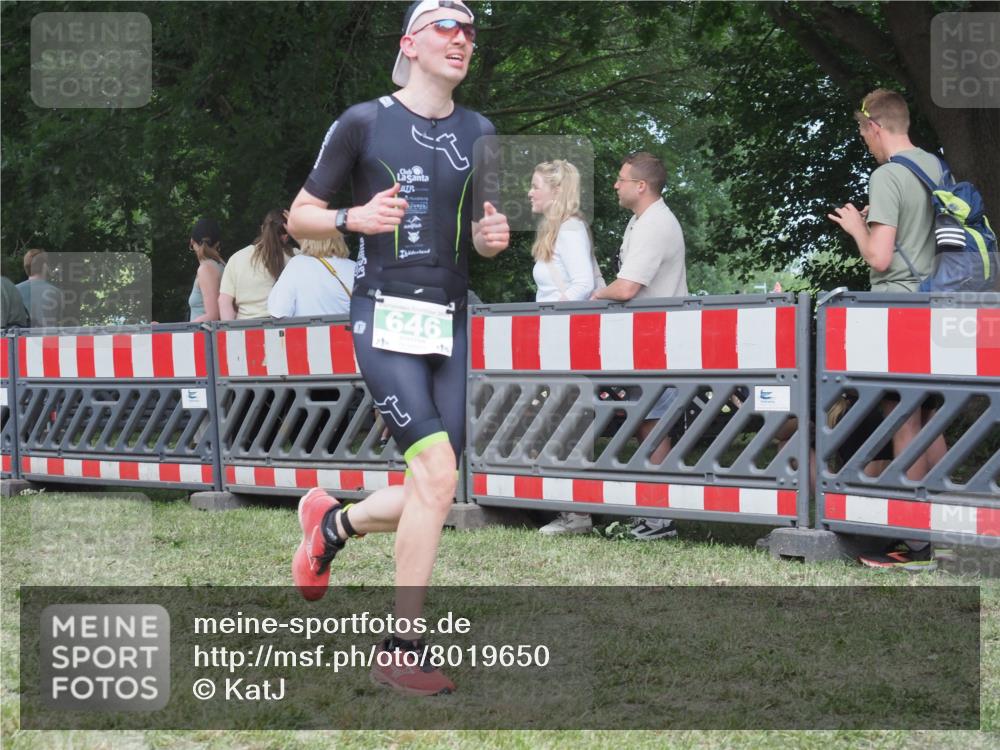 21.06.2025 - 27. Vierlanden-Triathlon KatJ http://msf.ph/oto/8019650 15.06.2025 13:19:07 Ziel 646 meine-sportfotos.de