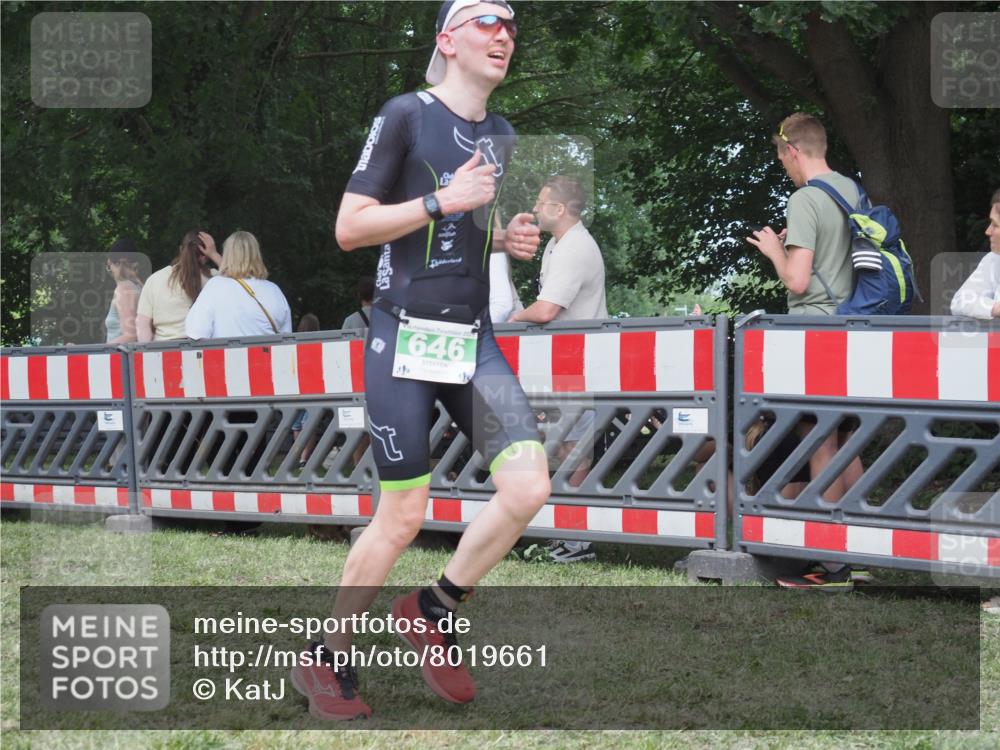 21.06.2025 - 27. Vierlanden-Triathlon KatJ http://msf.ph/oto/8019661 15.06.2025 13:19:07 Ziel 646 meine-sportfotos.de
